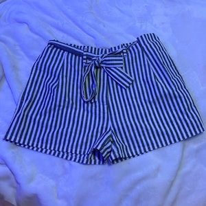 Lined shorts with cute decorative ribbon